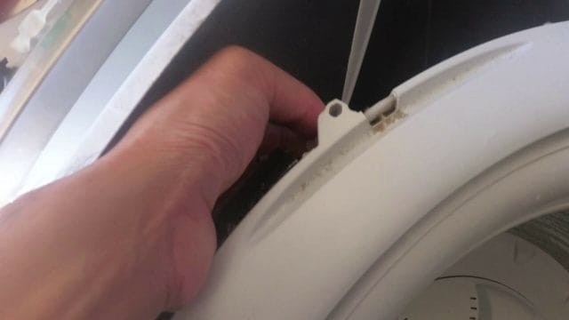 REPLACING THE SUSPENSION BANDS ON THE FISHER AND PAYKEL WASHING MACHINE connect new to the side of the drum