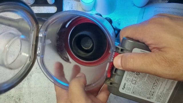 HOW_TO_REPLACE_THE_BATTERY_ON_A_DYSON_V8-0-00-22.png