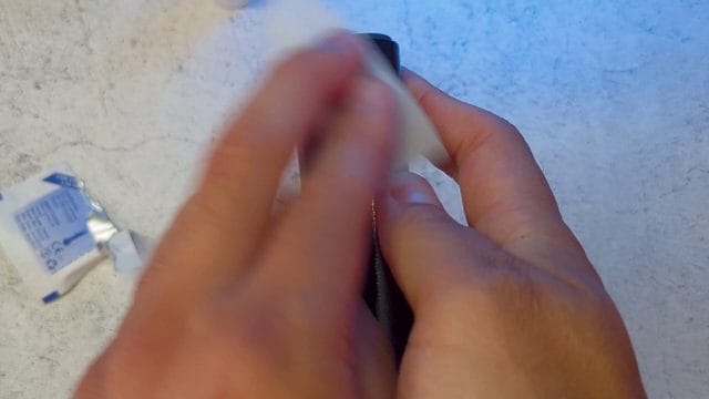 How_to_remove_the_stickiness_from_items_with_rubbe-0-00-25.png